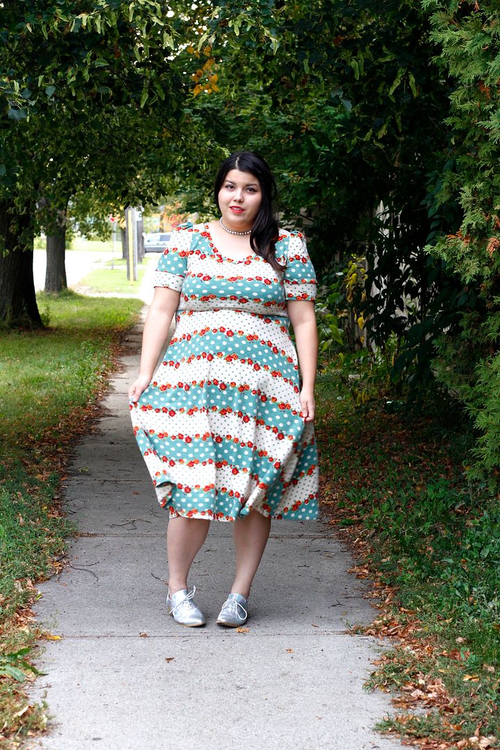 plus size fashion blogger toronto canada voodoo vixen plus size dress floral cute iridescent